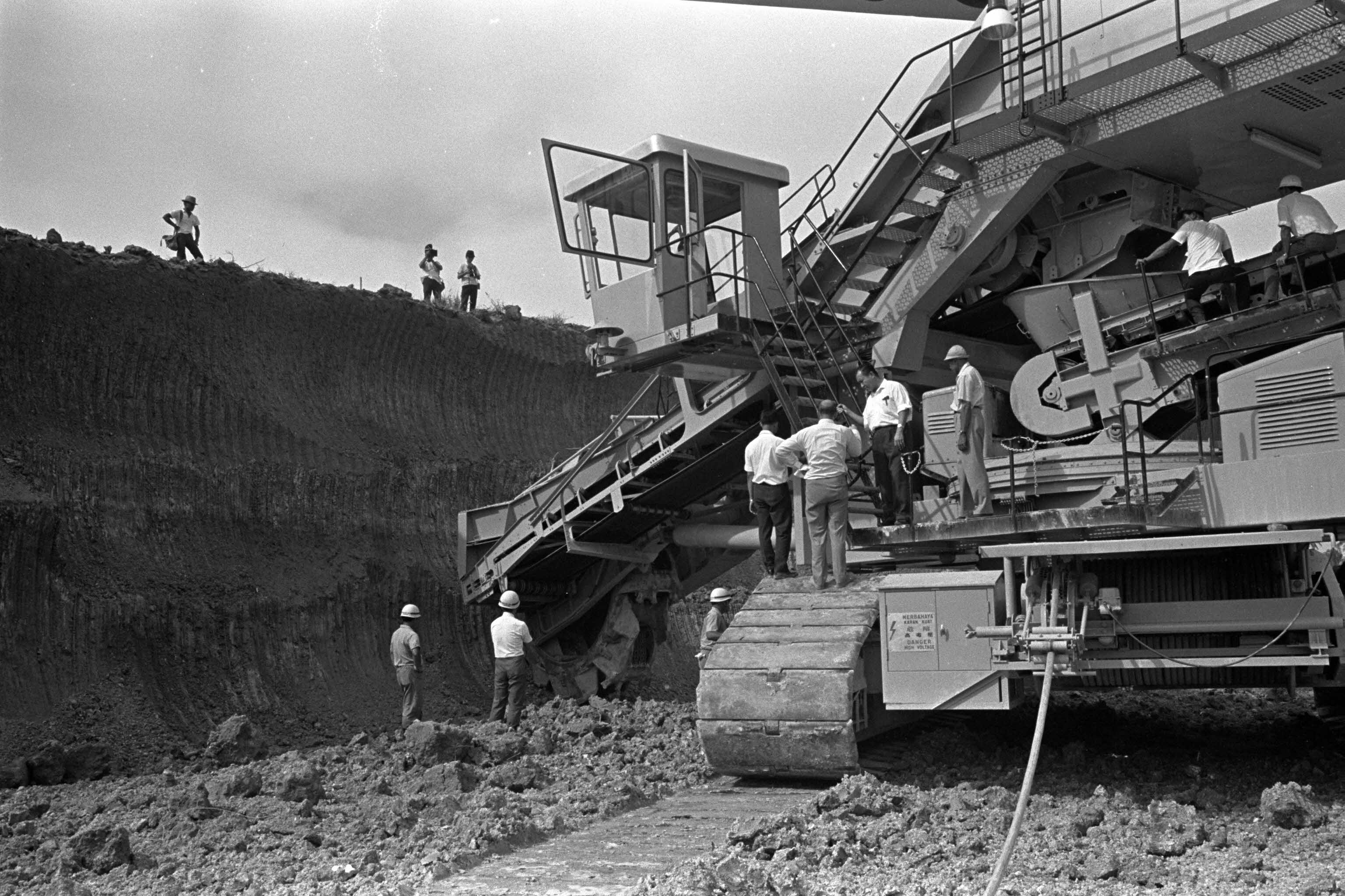 Land digging at the Bedok reclamation site, 1966. Ministry of Information and the Arts Collection, courtesy of National Archives of Singapore.